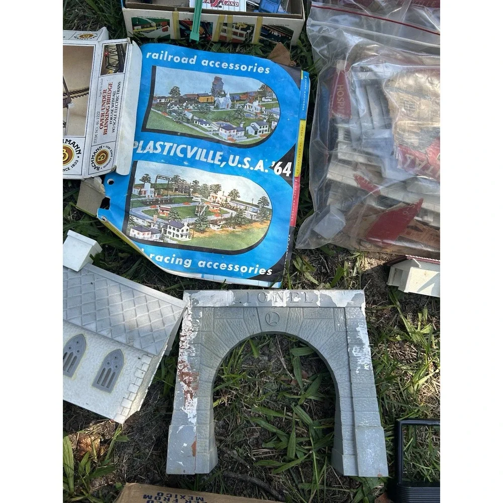 Vintage HO Scale Model Buildings Bridges Lot Plasticville Lionel Bachmann Etc